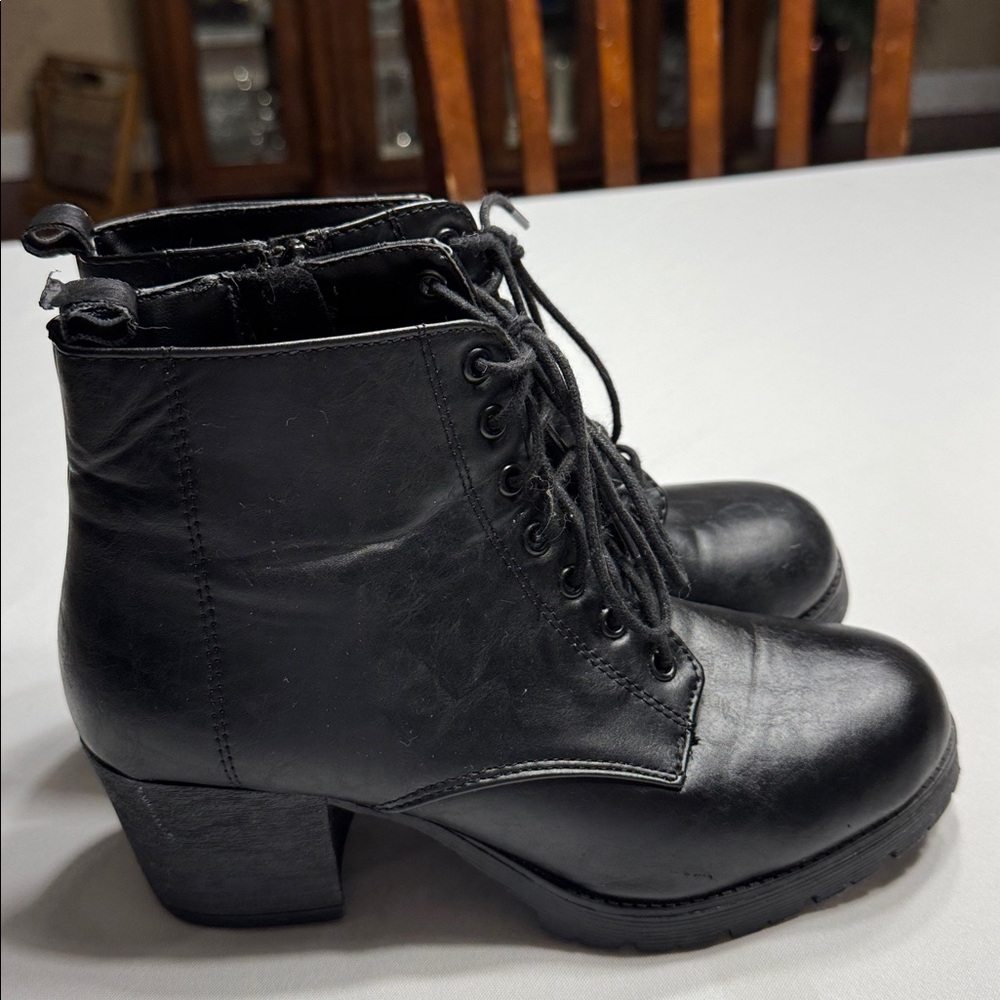 Women’s Like New Soda black faux leather lace up bootie. Size 8 1/2 - Picture 2 of 8